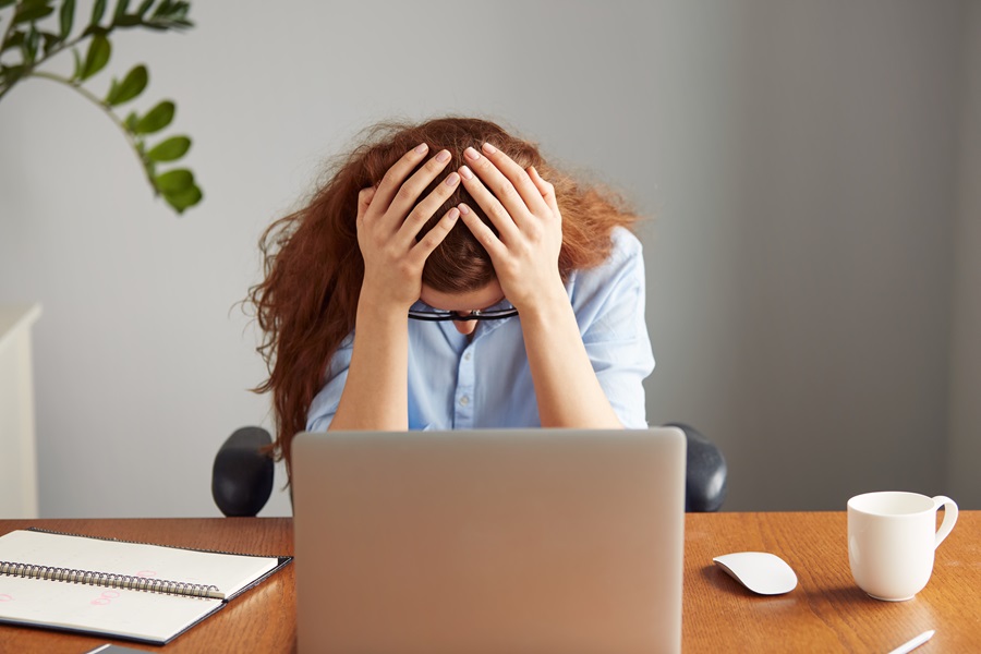 ragazza a lavoro burnout