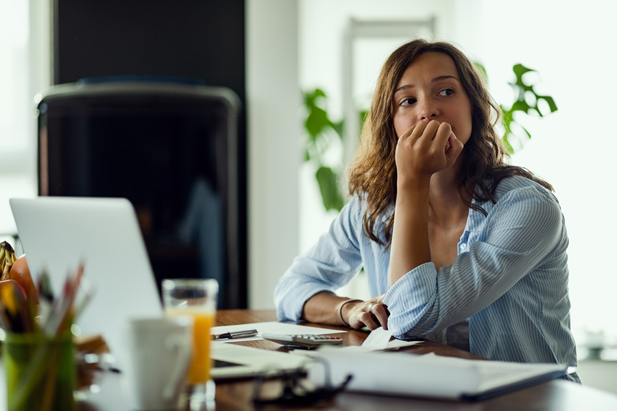 donna annoiata e priva di stimoli a lavoro